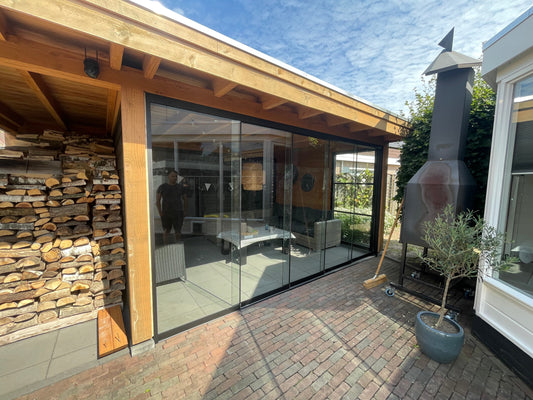 Glazen Schuifwanden in een Douglas Overkapping: De Perfecte Combinatie